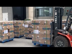 労働者は車に荷を積んでいる